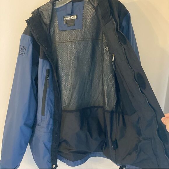 REI Men’s windbreaker jacket with hood size medium. Excellent condition!! - Picture 3 of 9